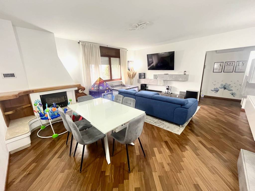 Villa a Vercelli in Via Monsignor Luigi Locati, 40 - Foto 2