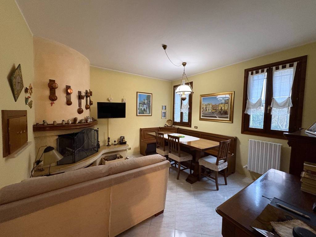Villa a Cavezzo in Piazza Martiri della Libertà - Foto 2