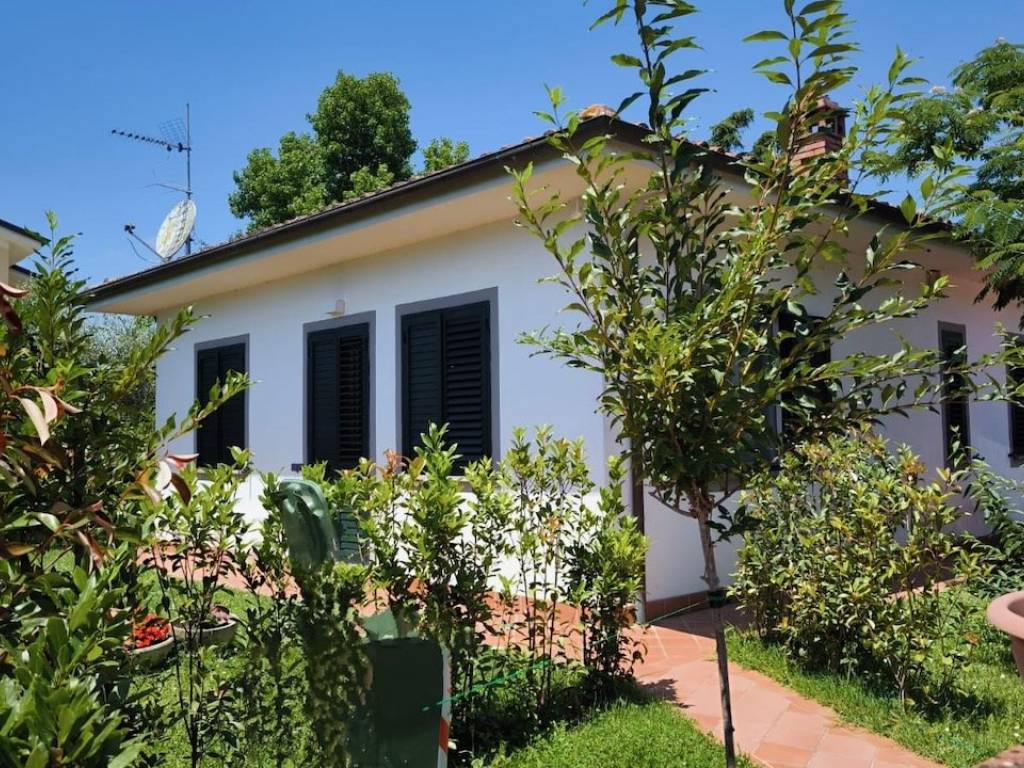 Villa a Lucca in Via della Santissima Annunziata Traversa 5 - Foto 2