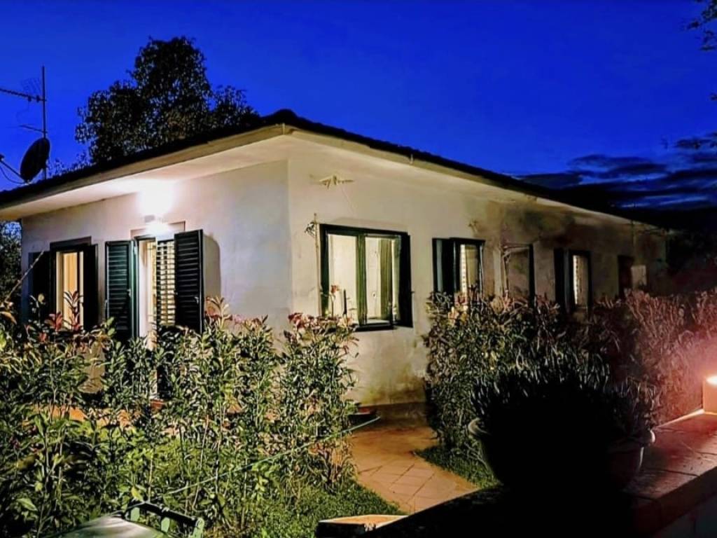 Villa a Lucca in Via della Santissima Annunziata Traversa 5 - Foto 4