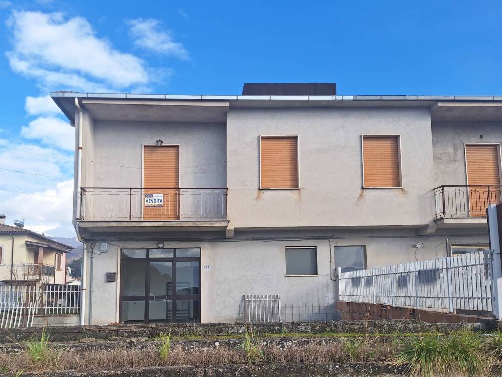 Palazzo / stabile a Rieti in Via Martiri delle Fosse Reatine, 95 - Foto 2