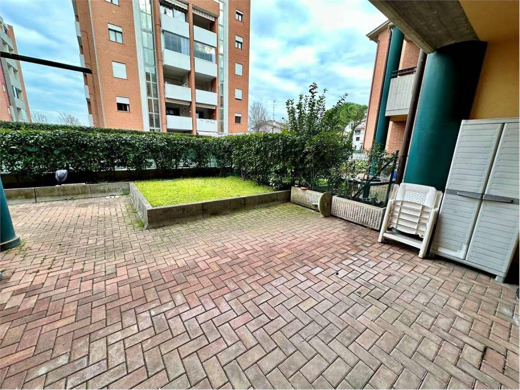 Appartamento a Imola in Piano terra con GIARDINO PRIVATO e garage - Foto 3