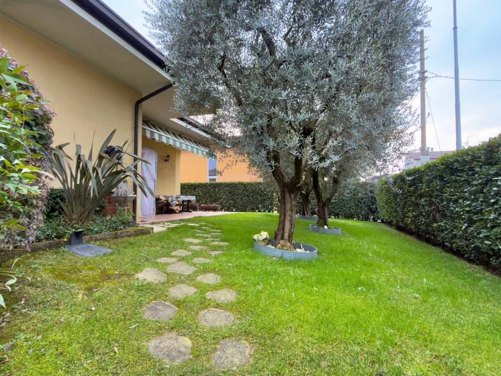 Villa a Castegnato in Via I Maggio - Foto 2