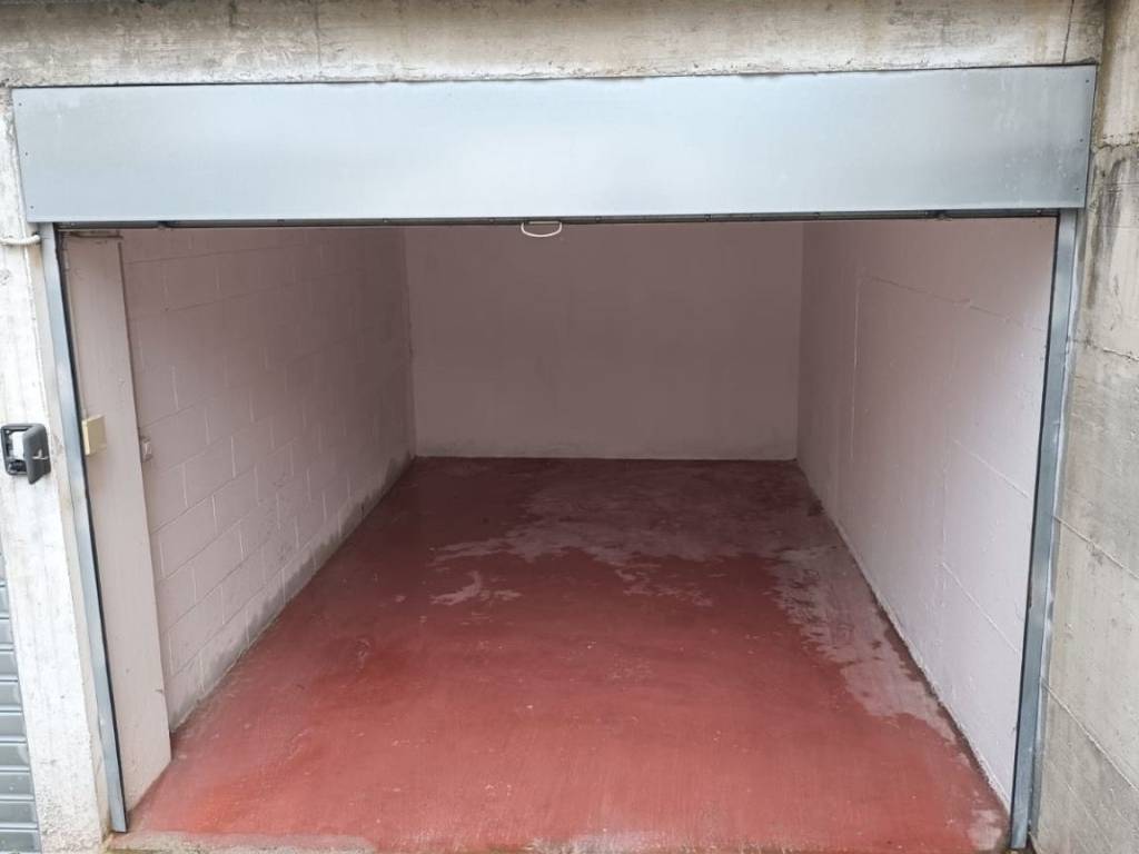 Box / garage a Finale ligure in Via Oddone Pascale, 2 - Foto 2