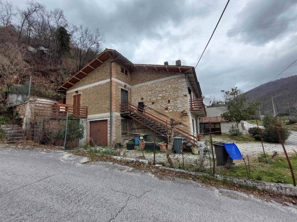 Casa indipendente a Nocera umbra in Via Schiagni snc - Foto 2