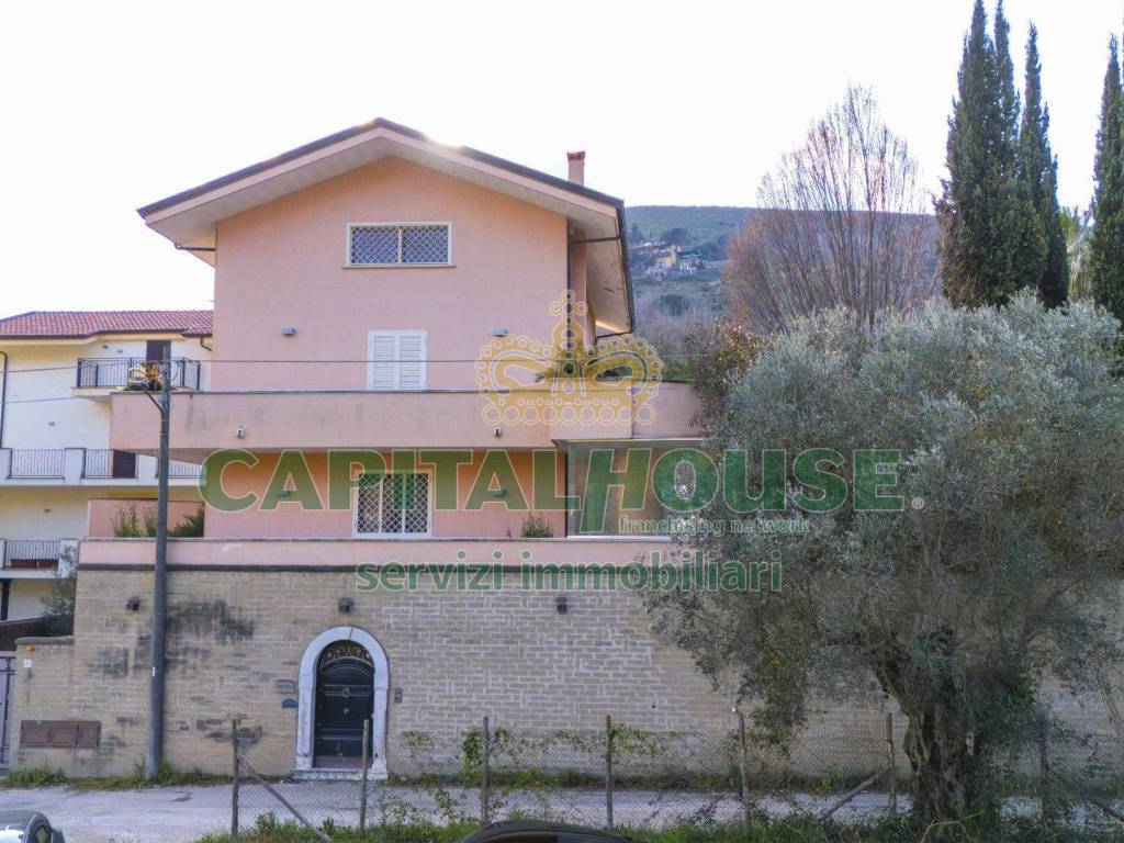 Villa a Caserta in Via Michele Fiorillo - Foto 2