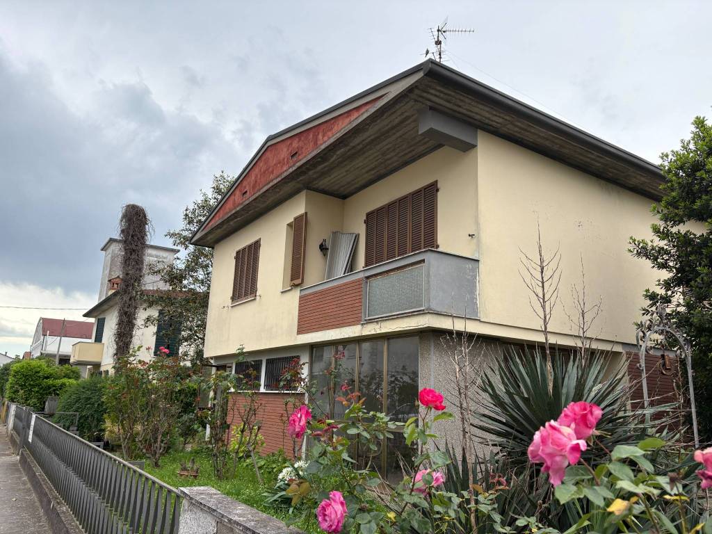 Villa a Lugo in Via Leo Tani, 7 - Foto 2