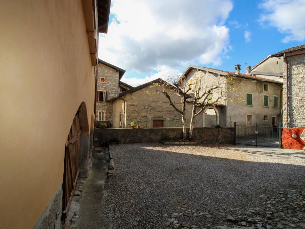 Appartamento a Alta valle intelvi in Via Volta, 3 - Foto 2