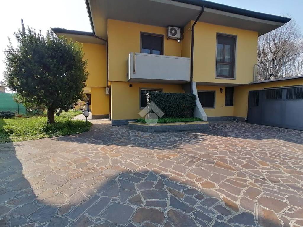 Villa a Romano di lombardia in Via XXV Aprile, 39 - Foto 2