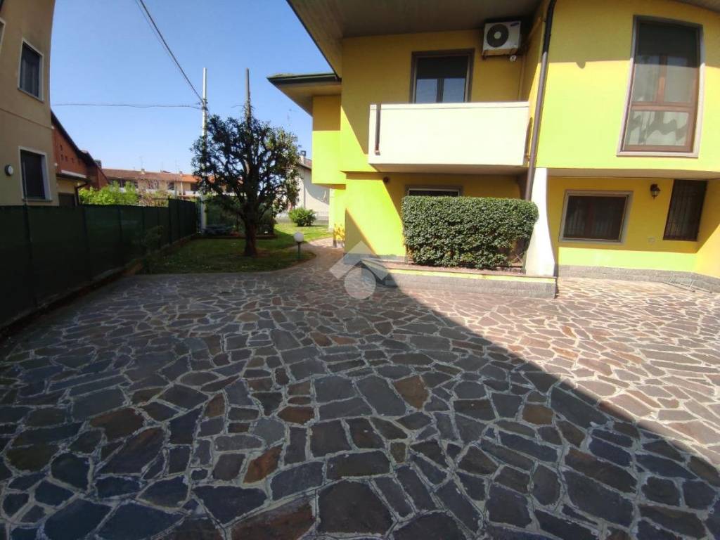 Villa a Romano di lombardia in Via XXV Aprile, 39 - Foto 3