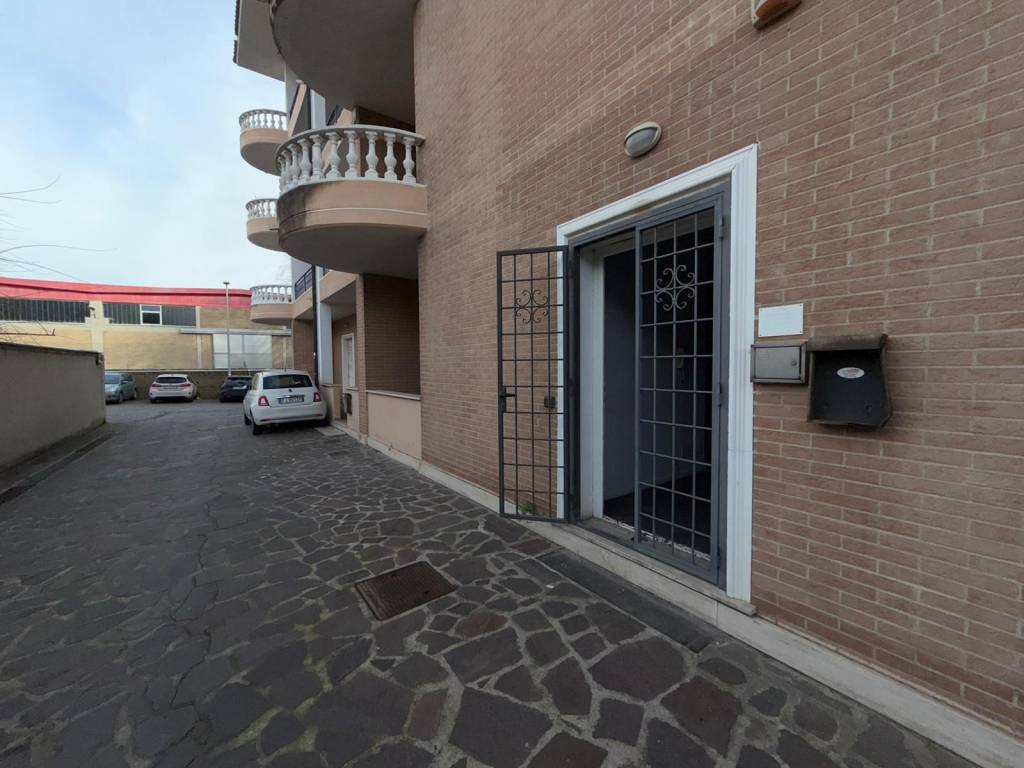 Appartamento a Pomezia in Via dei Castelli Romani, 50 - Foto 2