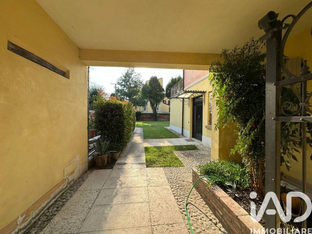 Appartamento a Mirandola in Via francesco montanari - Foto 2