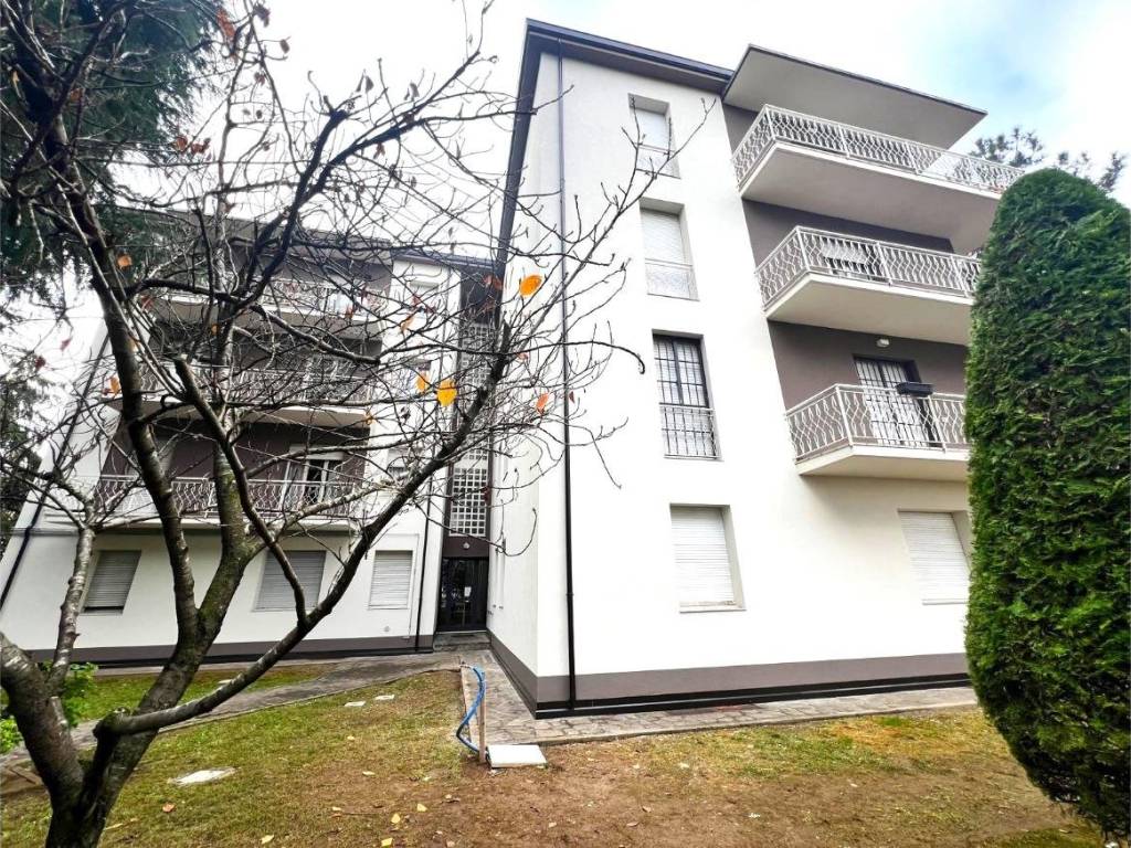 Appartamento a Castel san pietro terme in Viale Roma, 41 - Foto 2