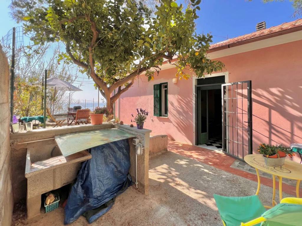 Appartamento a Finale ligure in Strada Della Selva - Foto 2