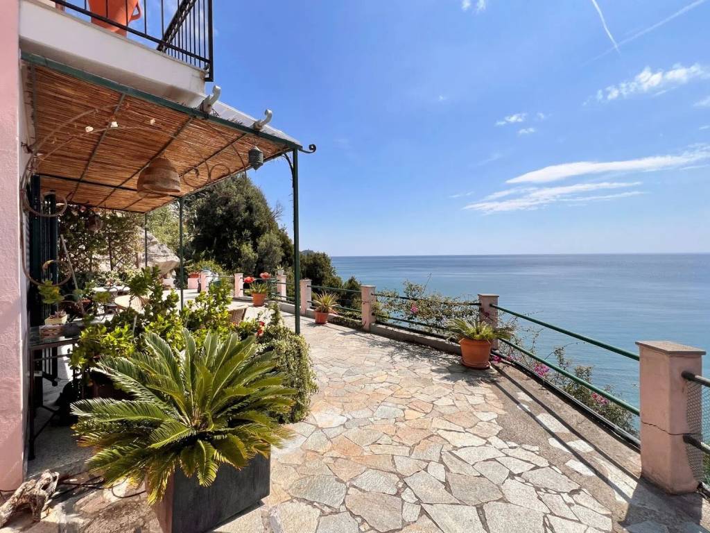 Appartamento a Finale ligure in Strada Della Selva - Foto 2