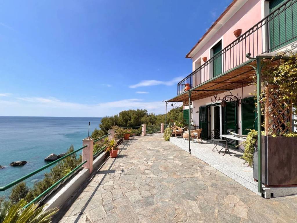 Appartamento a Finale ligure in Strada Della Selva - Foto 3