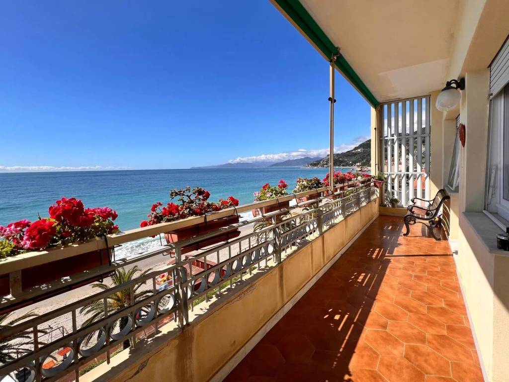 Appartamento a Finale ligure in Strada Statale 1 - Foto 2