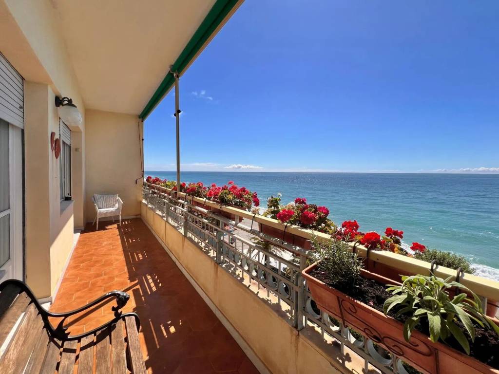 Appartamento a Finale ligure in Strada Statale 1 - Foto 3