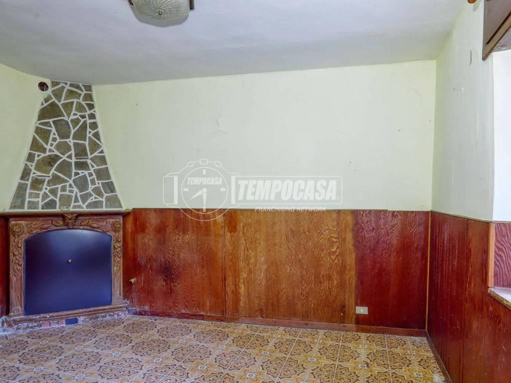 Appartamento a Bisuschio in Via Silvio Pellico, 31 - Foto 2