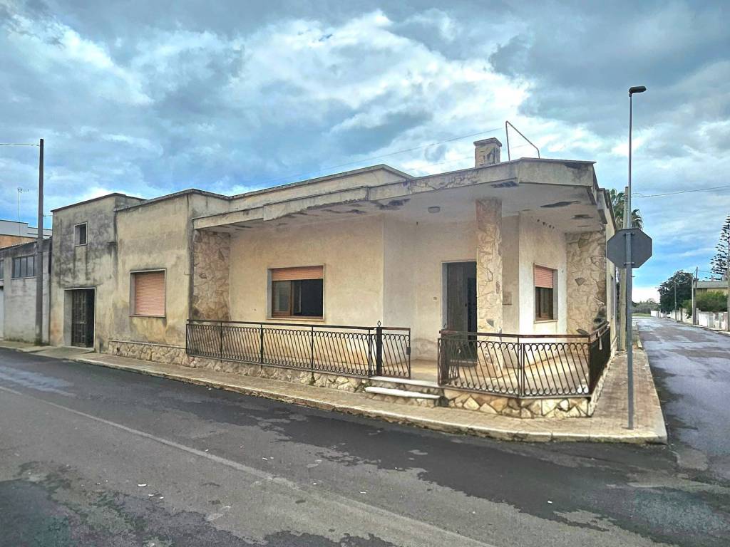 Casa indipendente a Melendugno in Via Alessandro Volta, 9 - Foto 2