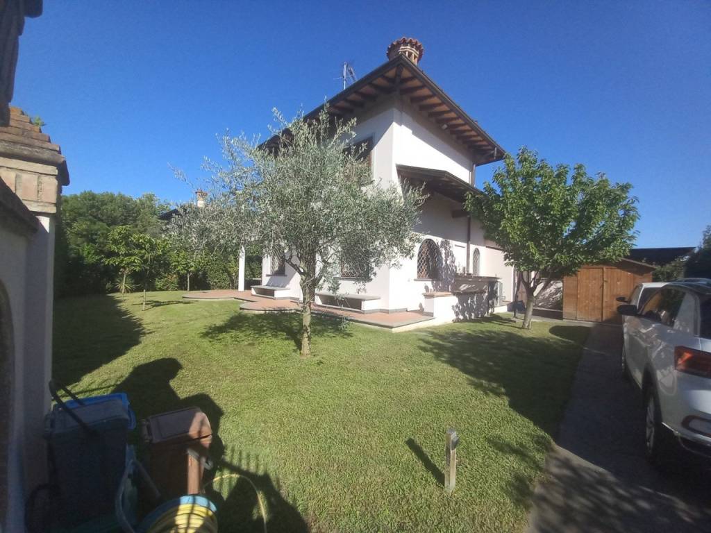 Villa a Pietrasanta in via cecco angiolieri, 26 - Foto 2