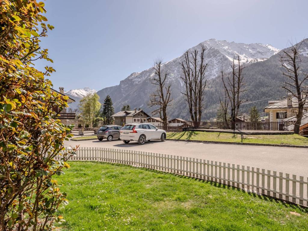 Appartamento a Courmayeur in Viale Monte Bianco, 45 - Foto 2