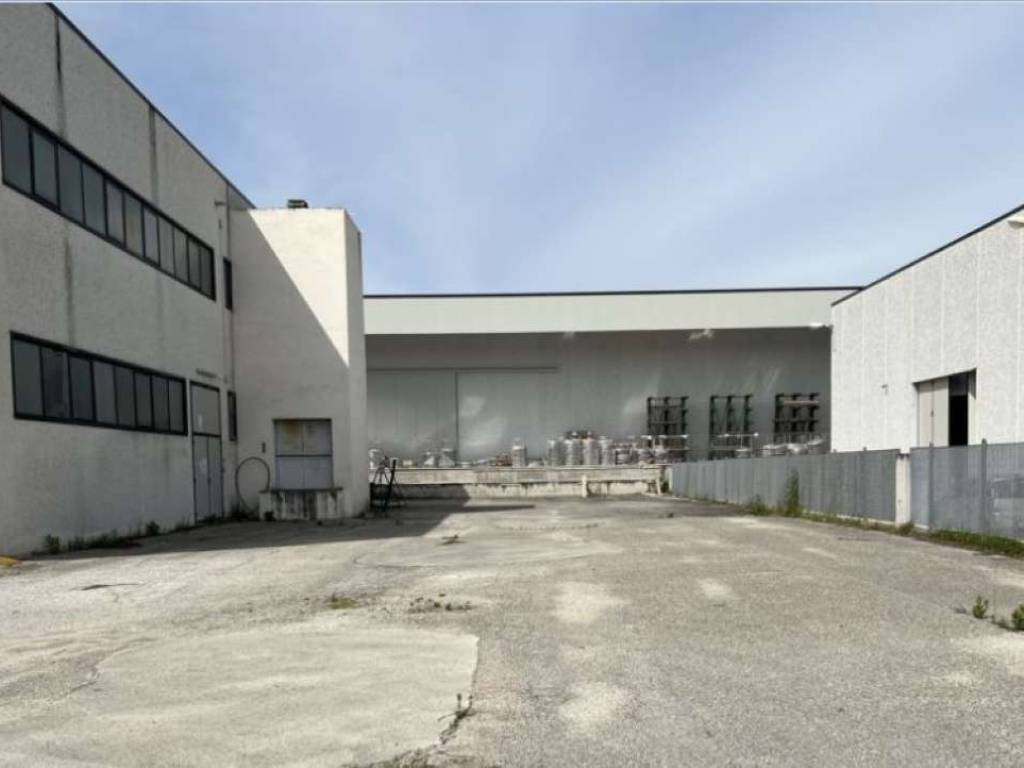 Immobile a Campli in via TERRABIANCA - ZONA INDUSTRIALE FLORIANO 21 - Foto 5