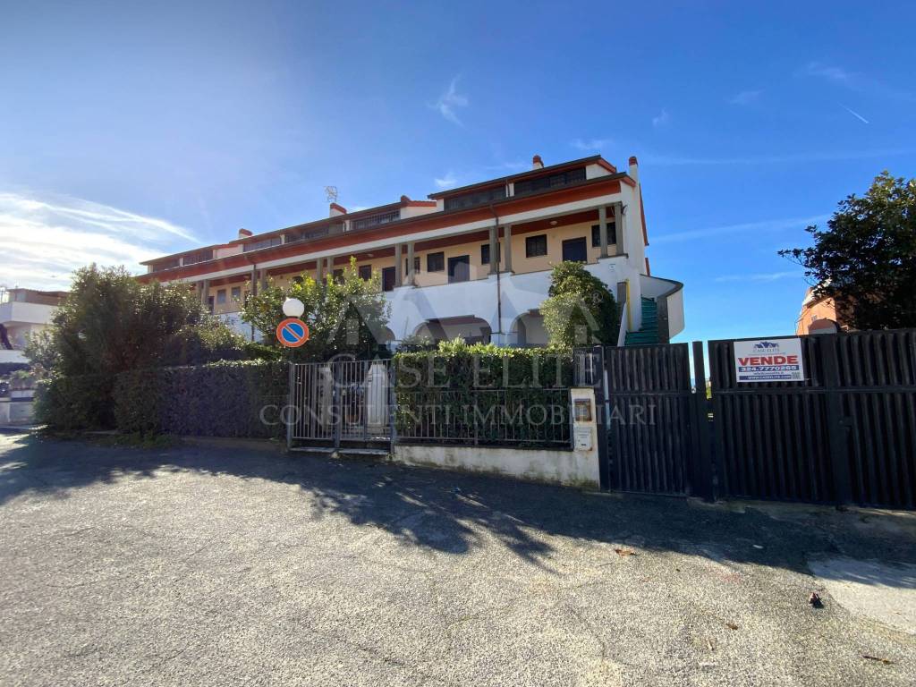 Appartamento a Ardea in Via dei Cavalli Marini, 54 - Foto 2