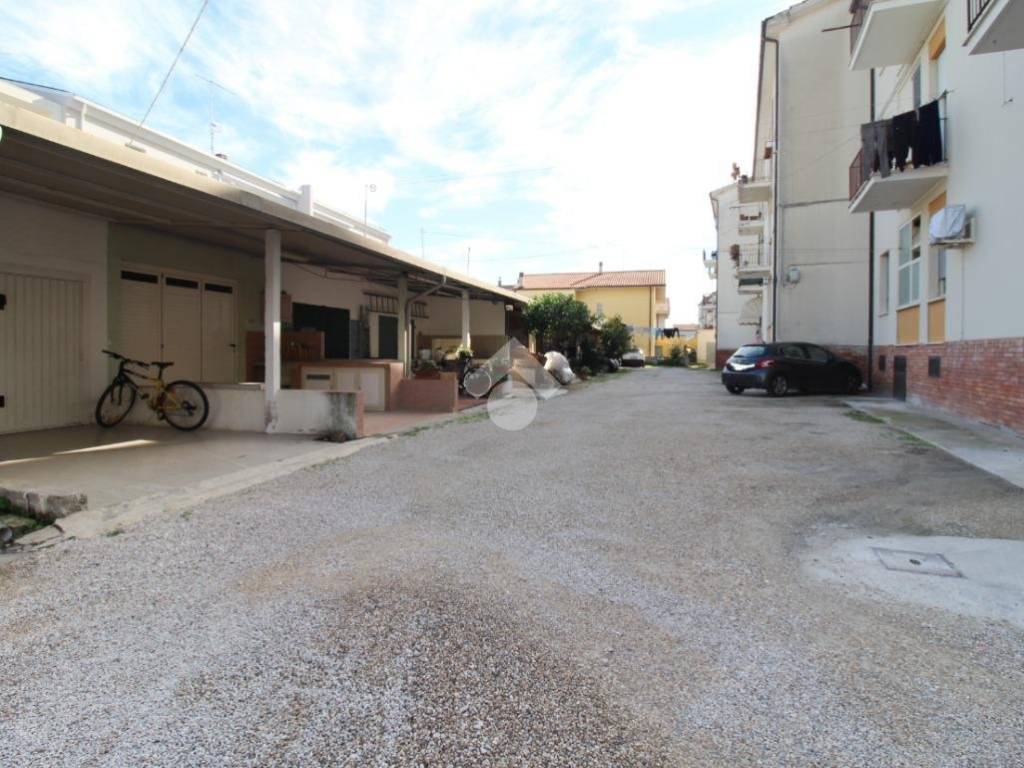 Box / garage a Roseto degli abruzzi in Via Mincio, 9 - Foto 3
