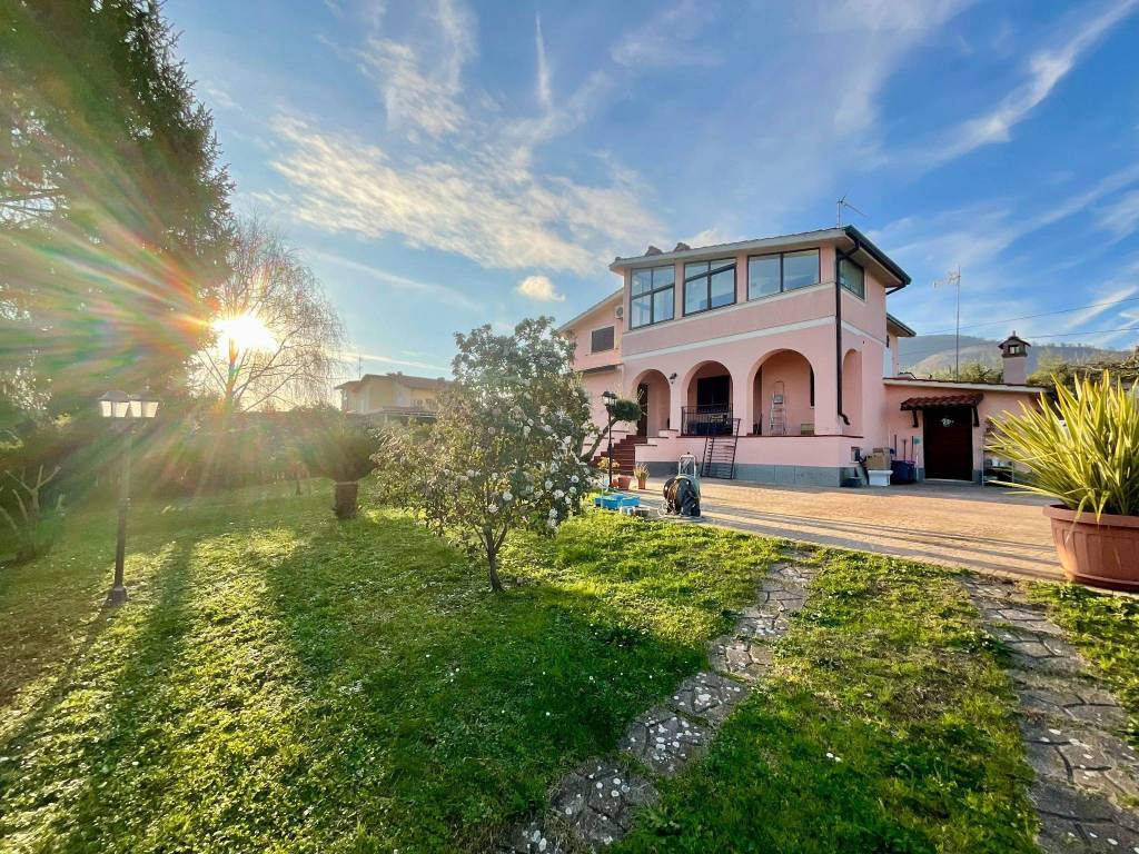 Villa a Lariano in Via Leonardo da Vinci - Foto 2