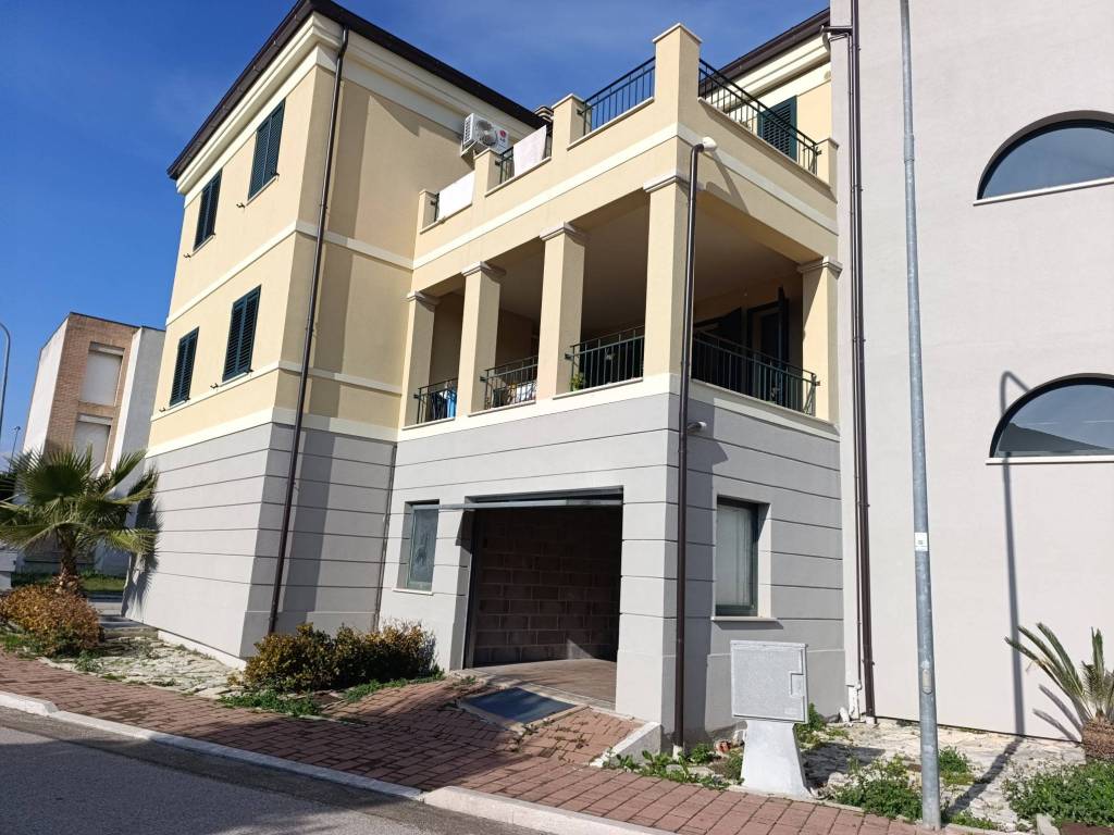 Box / garage a Alba adriatica in Via Quintino Rubini, 5 - Foto 2