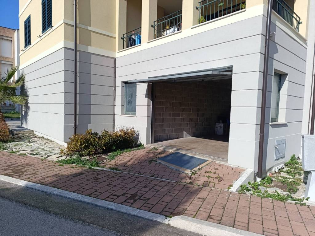 Box / garage a Alba adriatica in Via Quintino Rubini, 5 - Foto 3