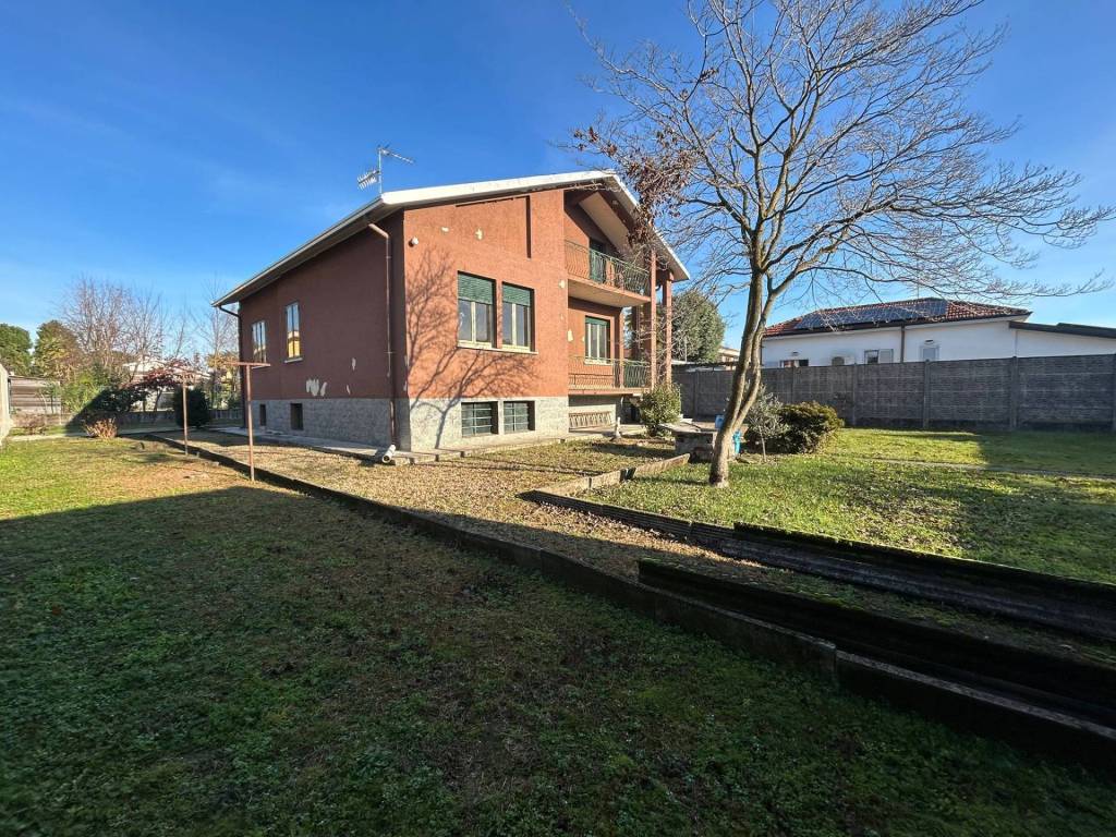 Villa a Solbiate olona in VIA IV NOVEMBRE, 93 - Foto 3