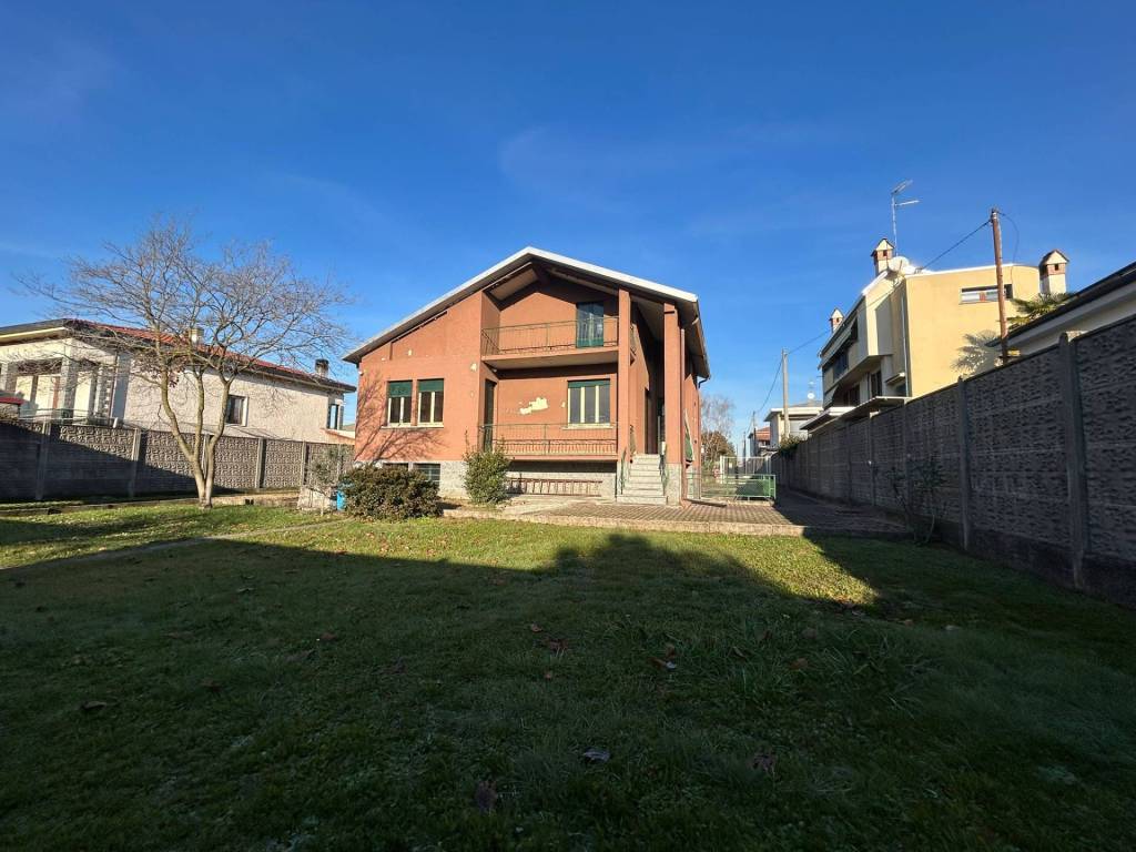 Villa a Solbiate olona in VIA IV NOVEMBRE, 93 - Foto 4