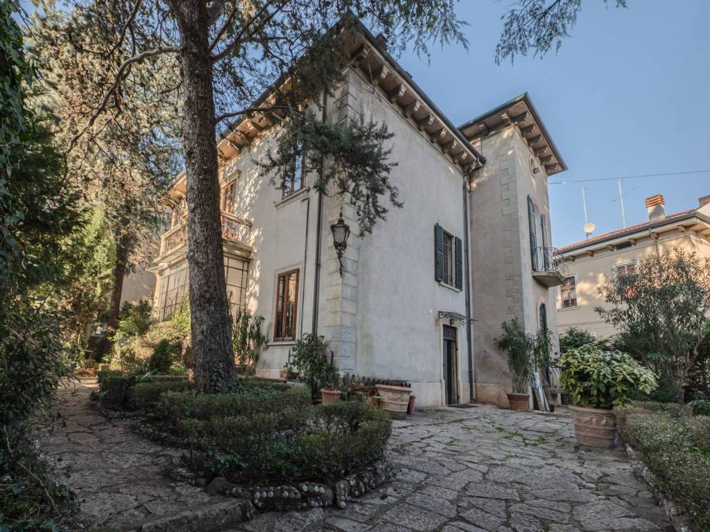 Villa a Verona in Via Giuseppe Zamboni, 14 - Foto 2