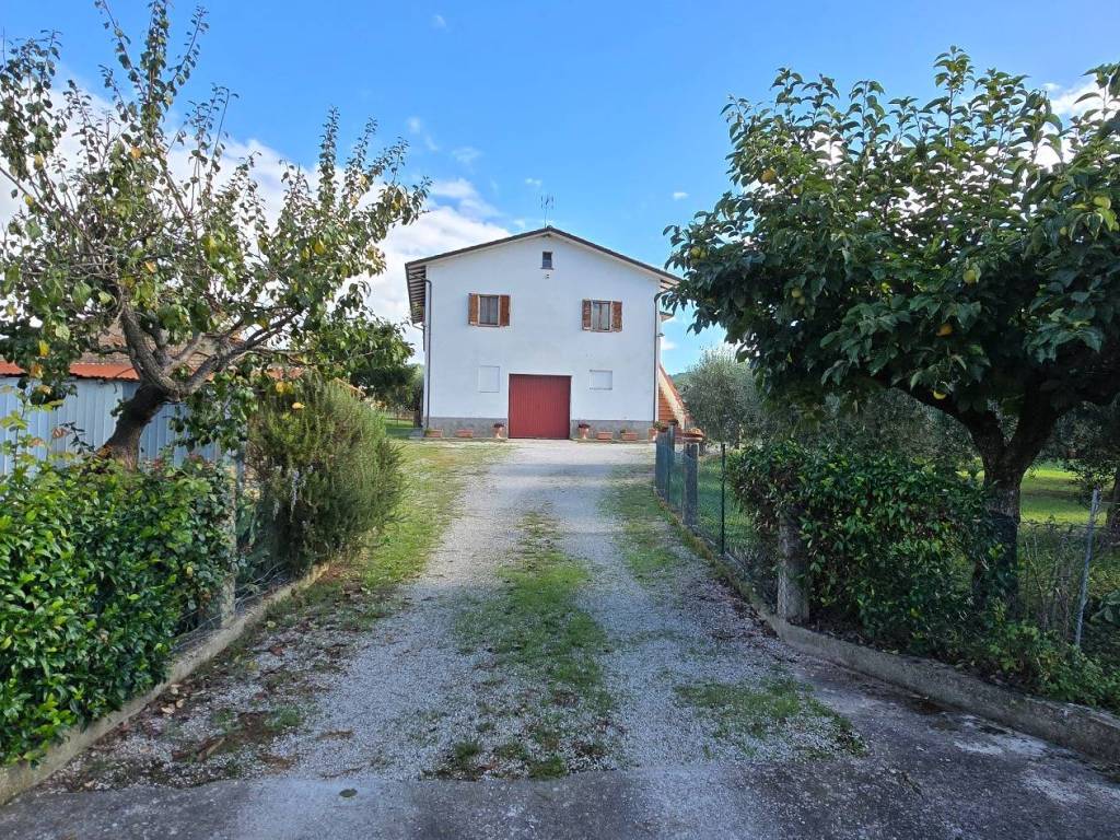 Rustico / casale a Perugia in Strada Statale Eugubina, 249 - Foto 2