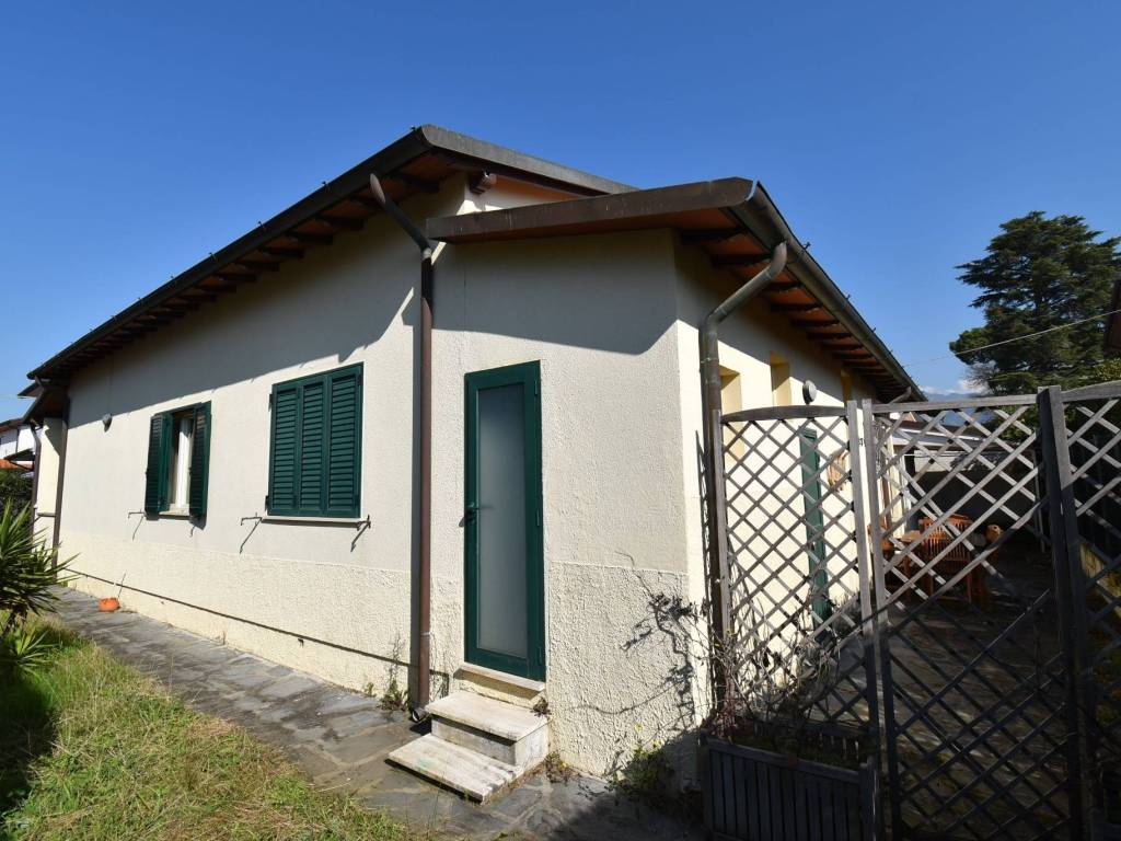 Villa a Pietrasanta in Via Tonfano - Foto 2