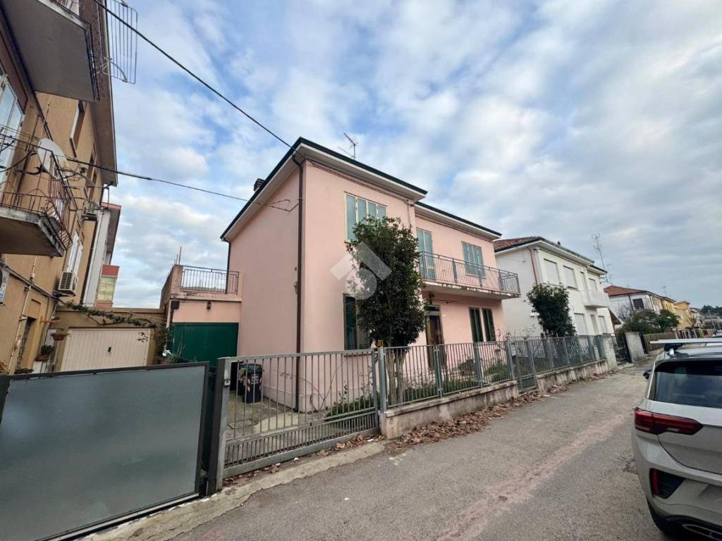 Villa a Rovigo in Via Fratelli Cairoli, 9 - Foto 2