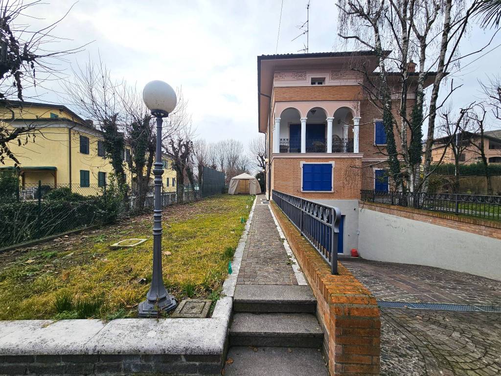 Villa a Sassuolo in Piazza Martiri Partigiani, 88 - Foto 3