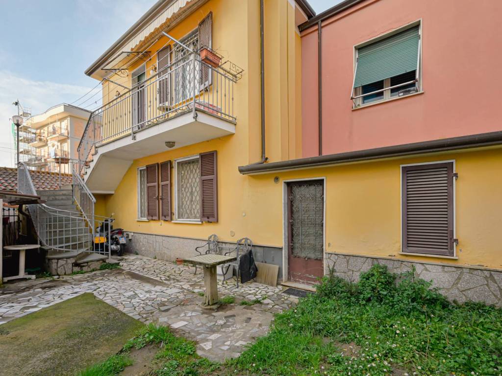 Villetta a schiera a Sarzana in Via Sobborgo Emiliano, 85 - Foto 3