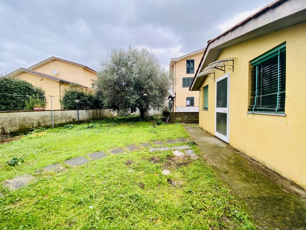 Casa indipendente a Lucca in Via della Chiesa XIII - Foto 2