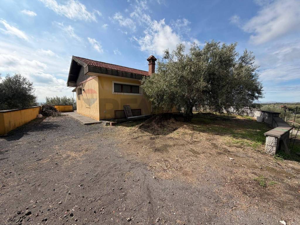 Casa indipendente a Belpasso in CONTRADA RUBINO - Foto 2