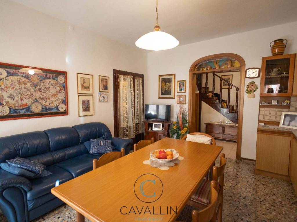 Villa a Montebelluna in Viale Pietro Bertolini, 29 - Foto 3