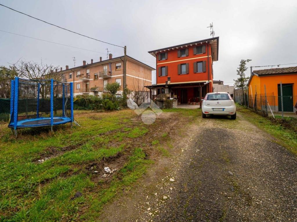 Villa a Novi di modena in Via E. de Amicis, 40 - Foto 4