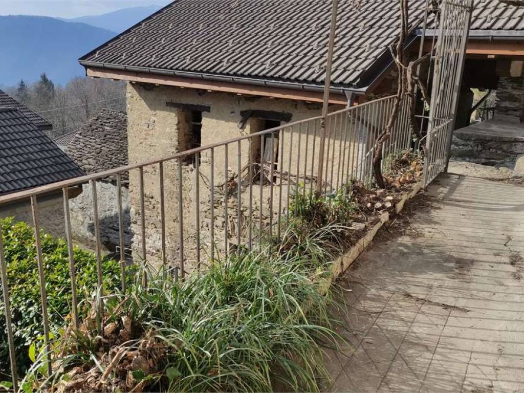 Casa indipendente a Caprezzo in Via Garibaldi - Foto 3