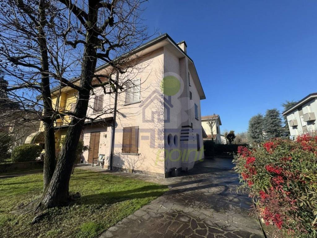 Villa a Guastalla in Viale Liberazione, 19 Guastalla - Foto 3