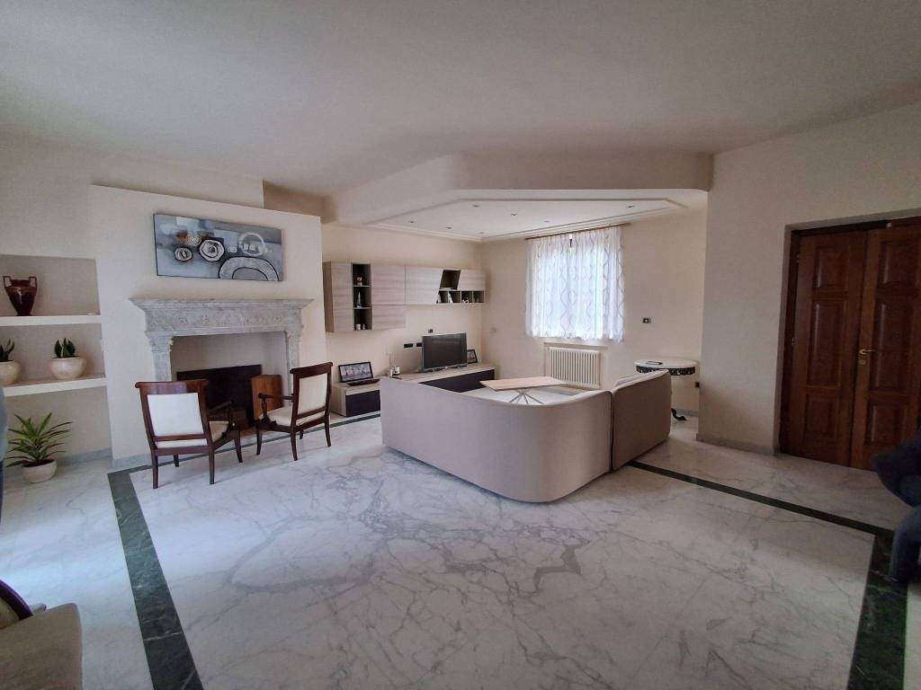 Appartamento a Sarzana in Viale Giuseppe Mazzini, 10 - Foto 2