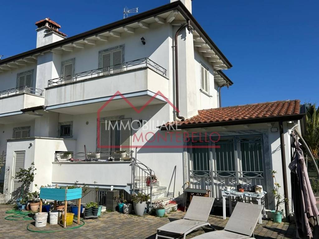 Villa a Camaiore in Via del Paduletto, , 55041 - Foto 2