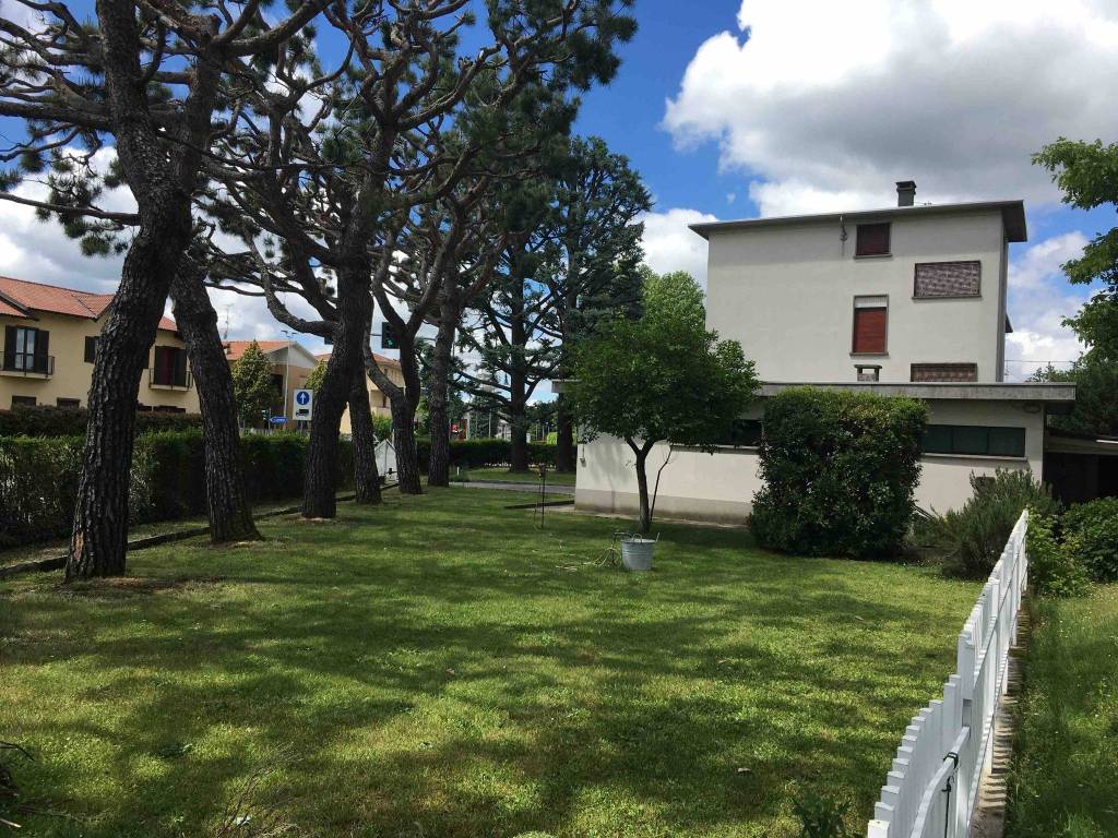 Villa a Lonate pozzolo in Viale Ticino, 37 - Foto 5