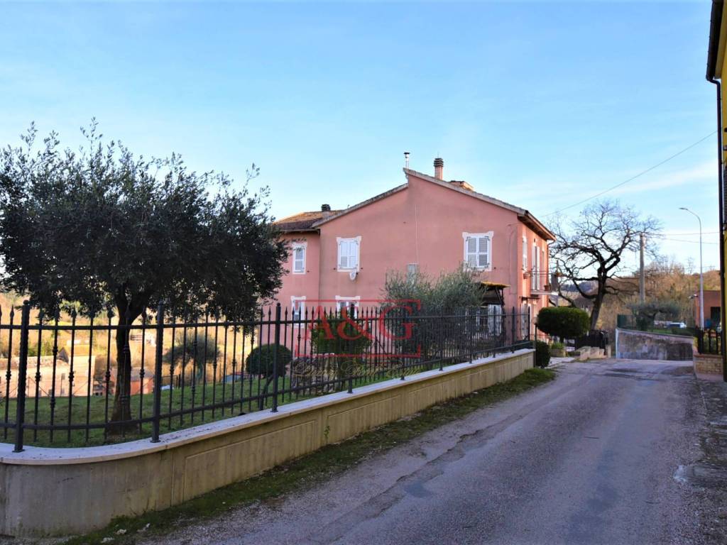 Casa indipendente a Sarnano in Contrada Cardagnano - Foto 3